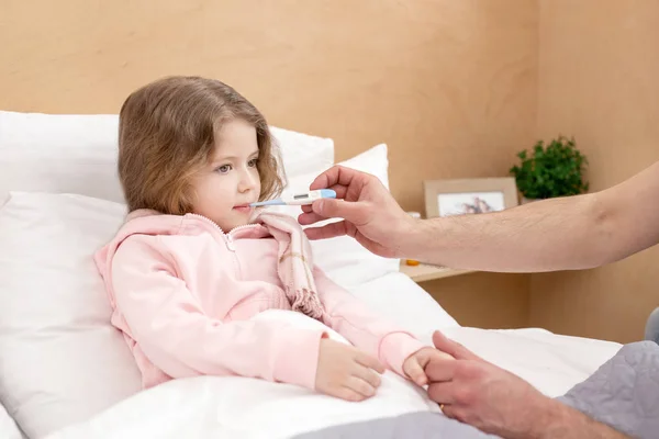 Sjuka barn att ha en termometer i munnen — Stockfoto