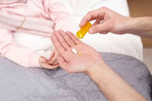 Caring father holding effective pills — Stock Photo, Image