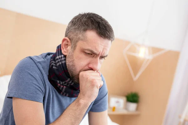 Uomo malato che ha mal di gola — Foto Stock