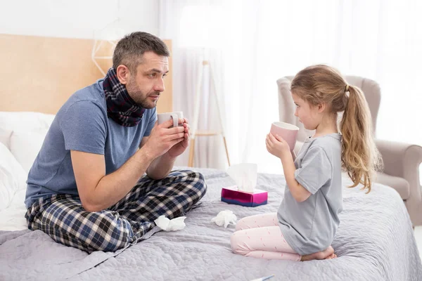 Malato papà e sua figlia bere tè caldo — Foto Stock