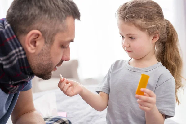 Zorgzame jonge dochter geven een pil — Stockfoto