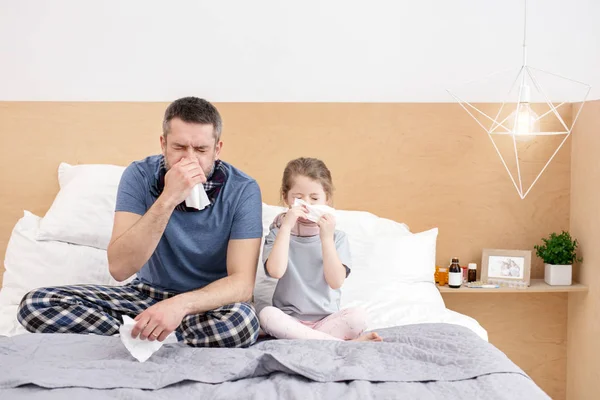 Doentes pai e filha soprando seus narizes — Fotografia de Stock