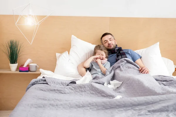 Onwel vader en dochter samen slapen — Stockfoto
