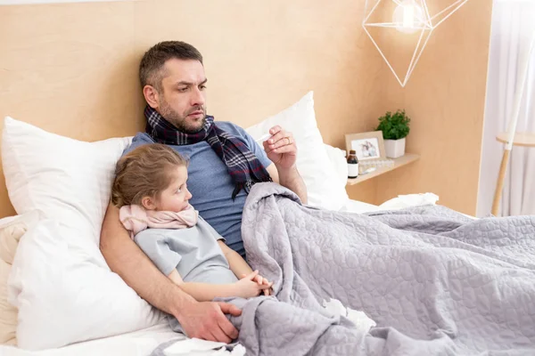 Papá y su hija enfermos tienen fiebre. —  Fotos de Stock