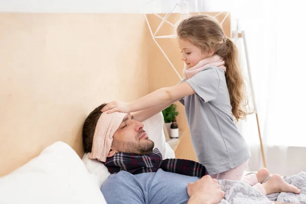 Cuidar a su hija cuidando de su papá —  Fotos de Stock