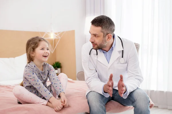 Médico gentil visitando uma menina — Fotografia de Stock