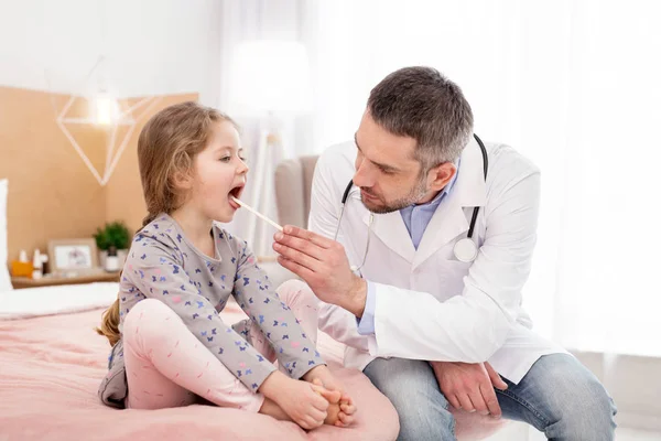 Experimentado médico examinar niñas garganta — Foto de Stock