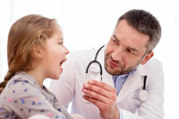 Médico alegre examinando meninas garganta — Fotografia de Stock