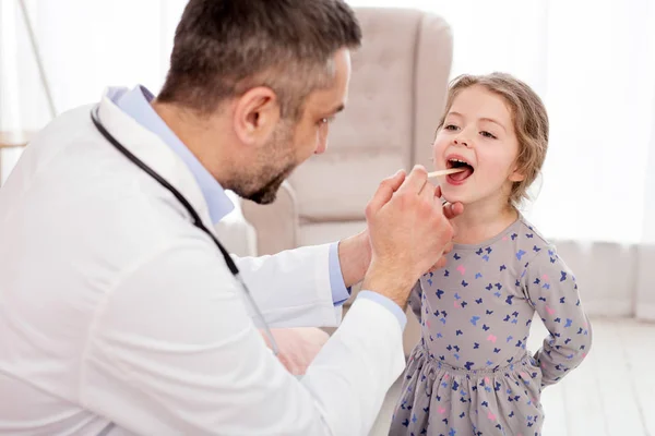 Médico profissional examinando seu paciente — Fotografia de Stock