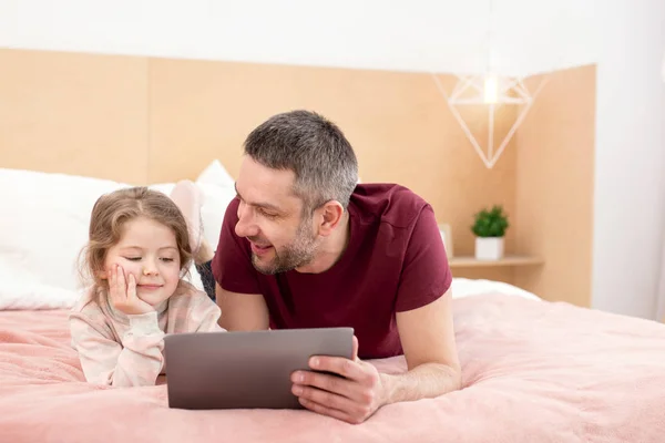 Blij vader tijd doorbrengen met zijn dochter — Stockfoto