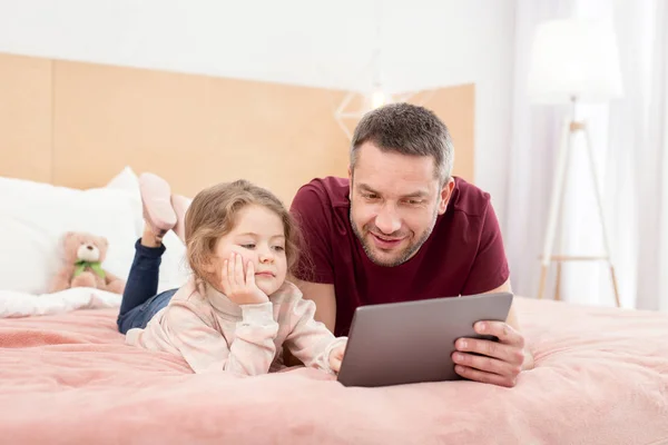 Buon padre passare del tempo con sua figlia — Foto Stock