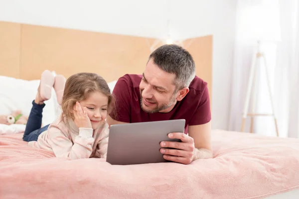 Vrolijke vader tijd doorbrengen met zijn dochter — Stockfoto