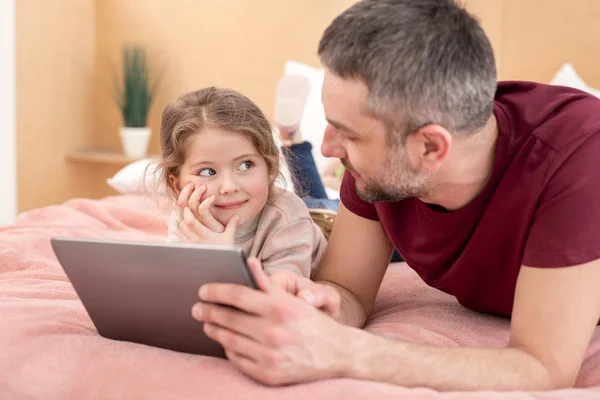 Inhoud meisje met plezier met haar vader — Stockfoto