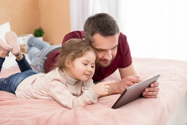 Alert girl having fun with her father — Stock Photo, Image