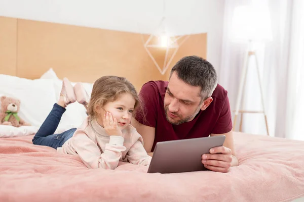 Gelukkig meisje met plezier met haar vader — Stockfoto