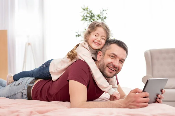 Hija inspirada divirtiéndose con su padre —  Fotos de Stock