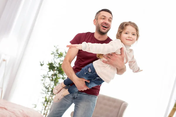 Zufriedener Vater hat Spaß mit seiner Tochter — Stockfoto