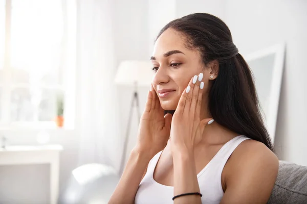 Mujer bastante joven haciendo masaje facial —  Fotos de Stock
