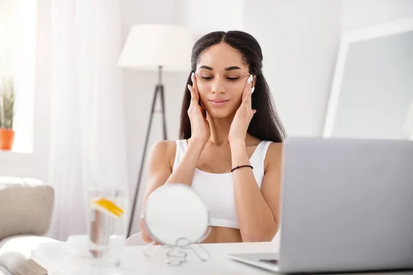 Mujer bonita haciendo masaje de levantamiento de cara delante del espejo —  Fotos de Stock