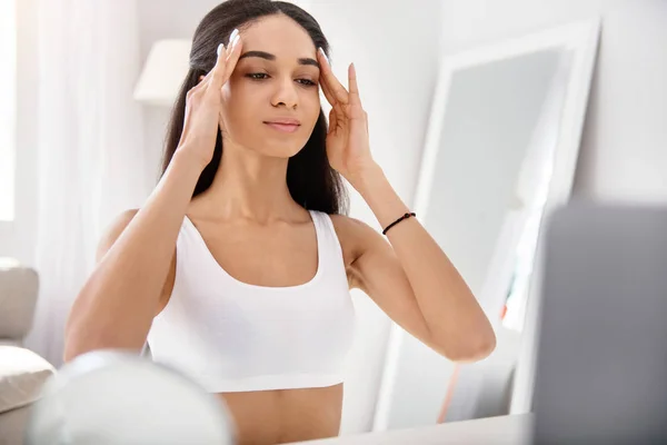 Hermosa mujer viendo masaje facial tutorial —  Fotos de Stock