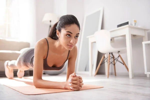 Jovem magro fazendo um exercício de prancha — Fotografia de Stock