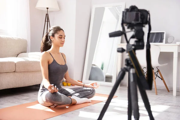 Huzurlu kadın Yoga pratik eğitimi filme — Stok fotoğraf