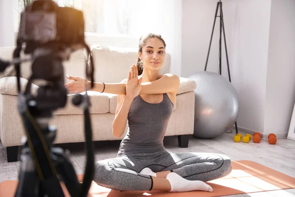 Neşeli kadın onun yoga pratik bir vlog için filme — Stok fotoğraf