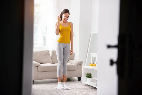 Fröhliche Frau freut sich über Gewichtsverlust — Stockfoto