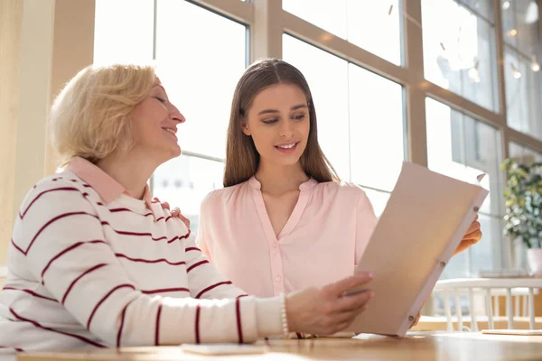 Chica feliz discutiendo nuevo proyecto familiar — Foto de Stock