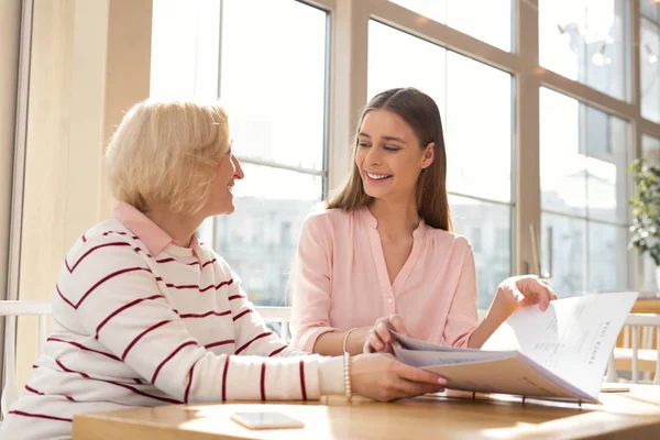 Inspiriertes Mädchen diskutiert neues Projekt mit ihrem Arbeitgeber — Stockfoto