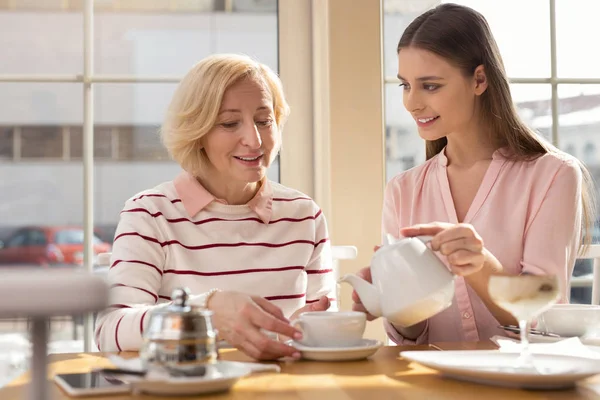 Waarschuwing kleindochter hebben thee met haar oma — Stockfoto