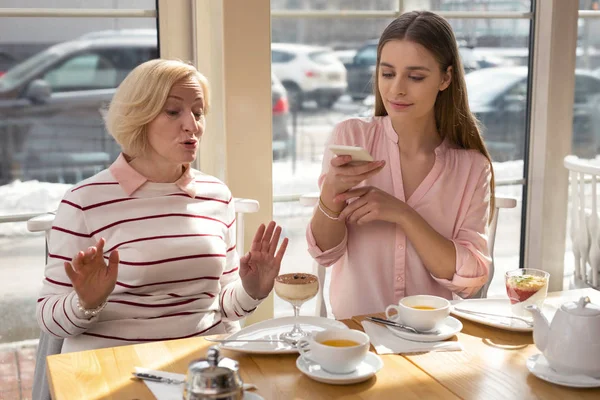 Alert flicka tar bilder av hennes frukost — Stockfoto