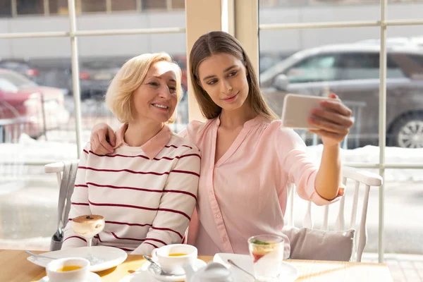 Boldog nagymama és a lány vesz selfies — Stock Fotó