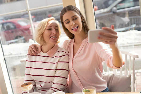 Glad mormor och tjej tar selfies — Stockfoto