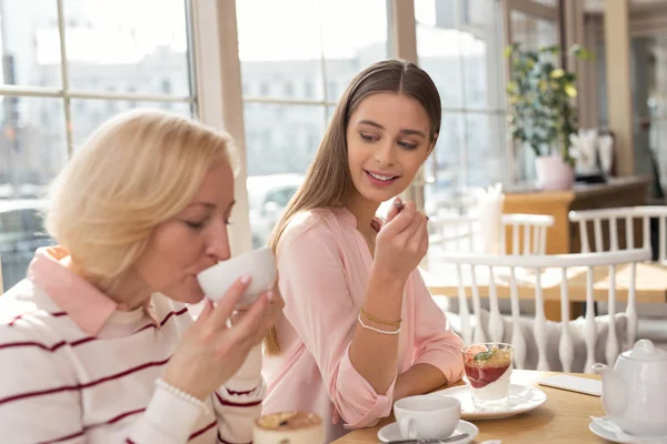 Inspirierte Mädchen essen ihr Dessert — Stockfoto