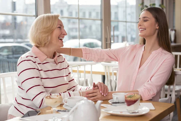 Alegre nieta cogida de la mano con su abuelita — Foto de Stock