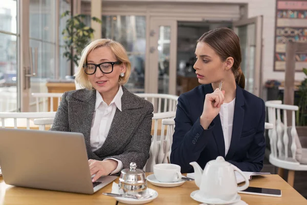 Zdecydowane kobiety dyskusji biznesowych z jej pracodawca — Zdjęcie stockowe