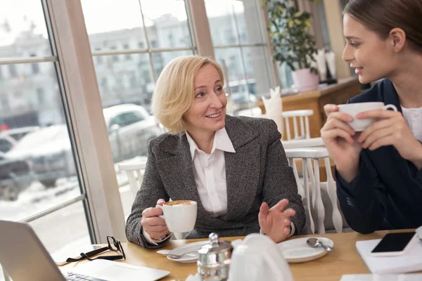 Alertar parceiros de negócios almoçando juntos — Fotografia de Stock