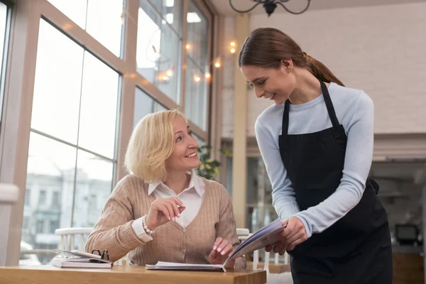 Mujer exuberante haciendo una orden — Foto de Stock