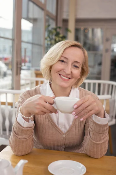 Content woman relaxing in a cafe — Stock Photo, Image