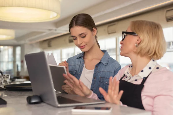 Inspirado restaurador hablando con su camarera — Foto de Stock