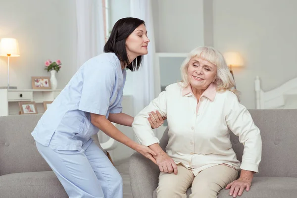 Апелляционная медсестра помогает пожилой женщине — стоковое фото