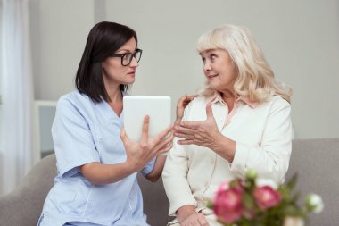 Memnun yaşlı kadın eğitim tablet