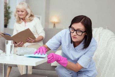 Temiz hale özenli kadın caregiver