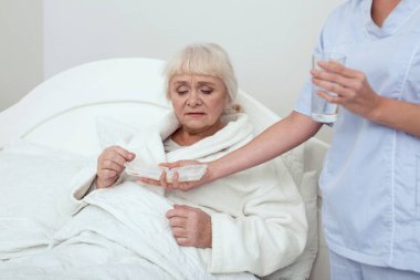 Yaşlı kadın hapları alma