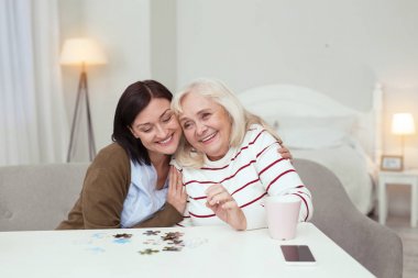 Eşcinsel yaşlı kadın ve toplama caregiver bulmaca