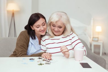 İyimser yaşlı kadın ve montaj caregiver bulmaca