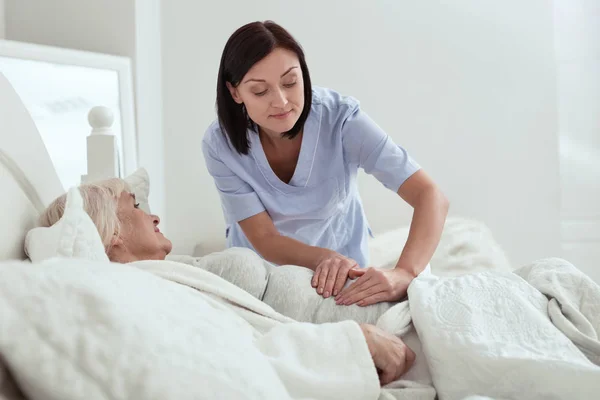 Внимательная энергичная медсестра определяет зону боли — стоковое фото