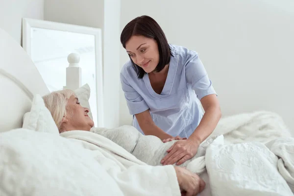 Schöne Krankenschwester legt Schmerzbereich fest — Stockfoto
