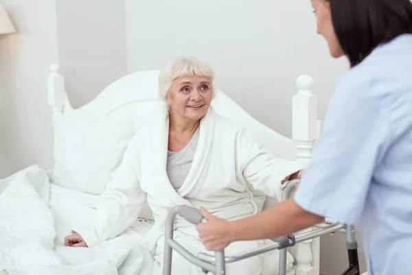 Badante professionista dando walker alla donna anziana — Foto Stock